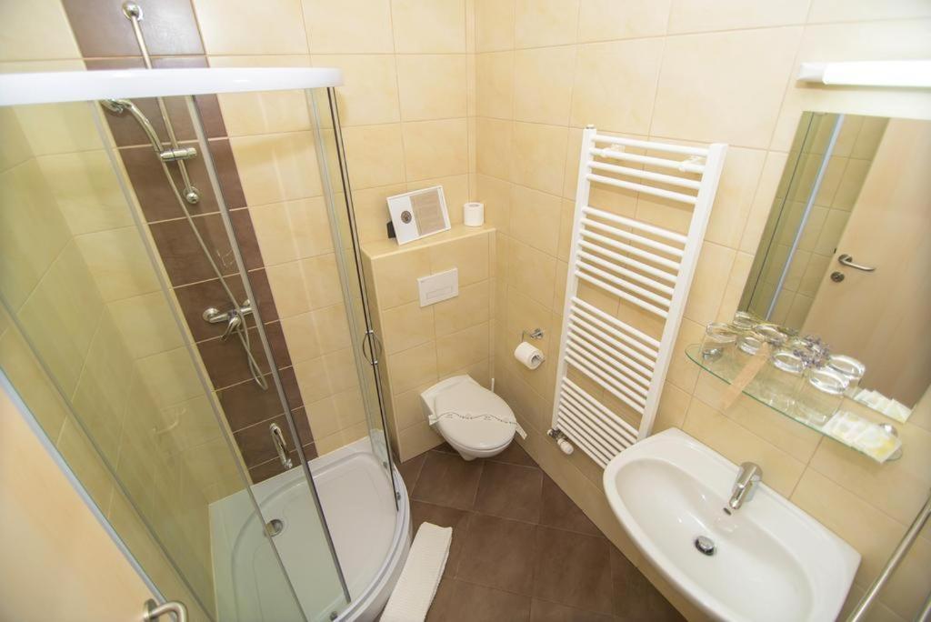 Hotel Oskar Hrib-Loski Potok Buitenkant foto