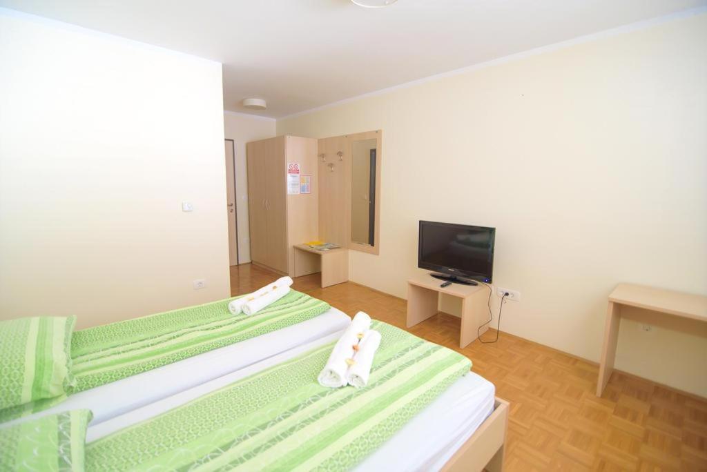 Hotel Oskar Hrib-Loski Potok Buitenkant foto